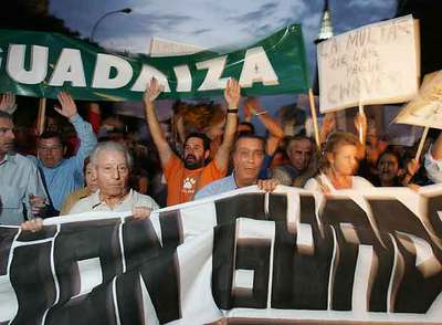 Los vecinos protestan en la calle