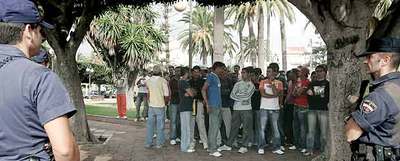 Concentración de inmigrantes indios en Melilla para evitar su repatriación