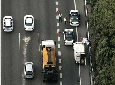 Vista aérea del kilómetro 19,500 de la autovía de Andalucía. A la derecha, el  motorista fallecido.