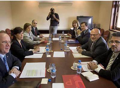 El consejero Huguet (segundo por la derecha) en una reunión con los rectores.