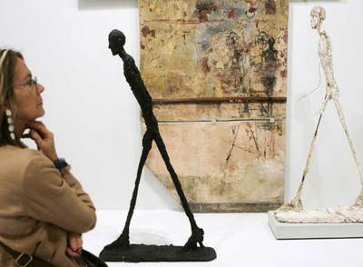 Dos de las esculturas y uno de los cuadros de la exposición  L'atelier d'Alberto Giacometti   en el Centro Pompidou de París.