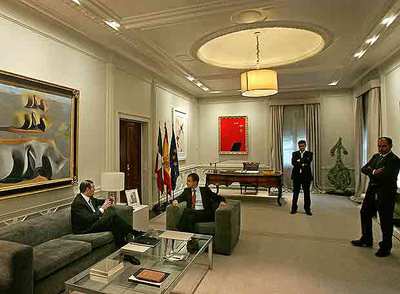 El  lehendakari,  Juan José Ibarretxe, y el presidente del Gobierno, José Luis Rodríguez Zapatero, al inicio de su reunión en La Moncloa.rn 