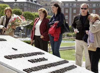 Familiares de los fallecidos en el Yak-42, ante el monumento a los muertos en misiones humanitarias.