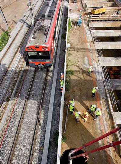 Socavón en las obras del AVE del barrio de Bellvitge de L'Hospitalet.