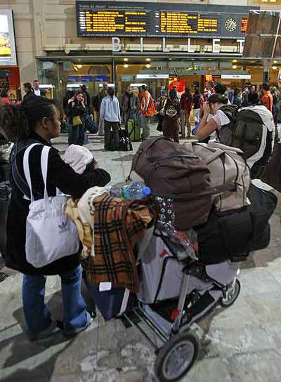 Viajeros intentan tomar un tren en Marsella antes de la huelga.