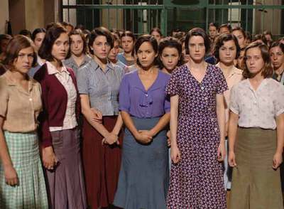 En primer plano, Verónica Sánchez y Pilar López de Ayala (cuarta y quinta por la izquierda), en un fotograma de  Las 13 rosas. 