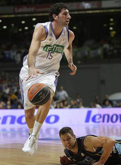 Jasen, en el suelo, sigue la evolución de Mumbrú.