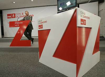 José Blanco presenta la campaña  Con Z de Zapatero  desde un atril que reproduce la inicial del segundo apellido del presidente.