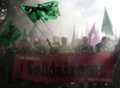 Trabajadores públicos y del sector del ferrocarril se manifiestan ayer en Lille.