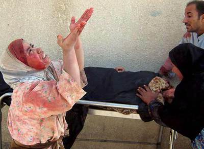 Una familia llora a una pariente muerta durante una operación del Ejército iraquí ayer en Baquba (noreste de Bagdad).