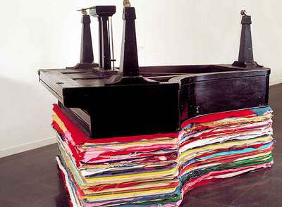 'Please play, or the mother, the father or the family' ( 1989), escultura del compositor John Cage.