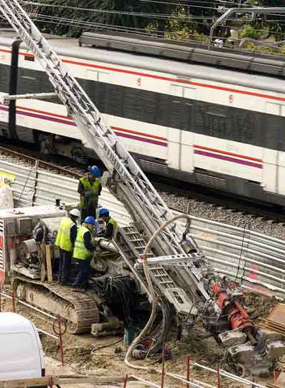 Una máquina inyecta cemento donde se produjo el último socavón.