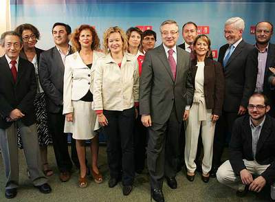 Los miembros de la gestora posan ayer tras su constitución con el secretario de Organización del PSOE, José Blanco.
