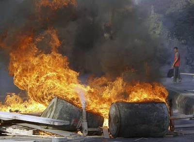 Una barricada en llamas en las protestas de ayer contra el atentado.