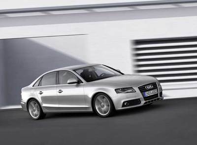 Con una longitud de 4,7 metros (12 centímetros más), el A4 se convierte en una de las berlinas medias más grandes. El diseño mejora su presencia y espacio interior.