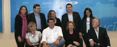 Equipo electoral del PP. De pie y de izquierda a derecha, Arancha Martín, José Antonio Aldayturriaga, Macarena O'Neill, Antonio Sanz y Patricia Navarro. Sentados, María José García Pelayo, Ricardo Tarno, Cristina Castillo y Jaime Raynaud.