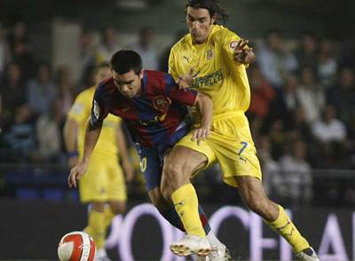 Pirès y Deco pugnan por el balón.