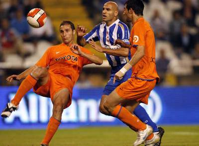Manuel Pablo intenta hacerse con el balón entre Helguera y Albiol.