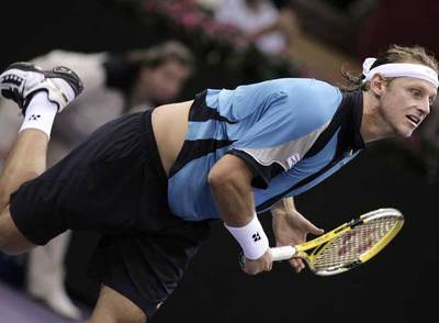 David Nalbandián, tras realizar un saque en la semifinal contra Novak Djokovic.