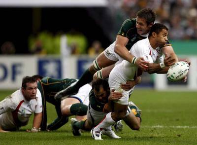 El inglés Robinson es placado por dos adversarios.