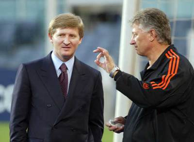 Rinat Akhmetov (izquierda), con un empleado.