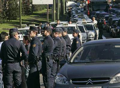  Antidisturbios  vigilan la concentración de taxistas en los alrededores de la Plaza de Cibeles a mediodía de ayer.