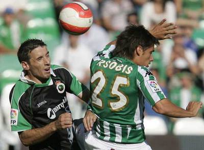 Luis Fernández y Sobis pelean por el balón.