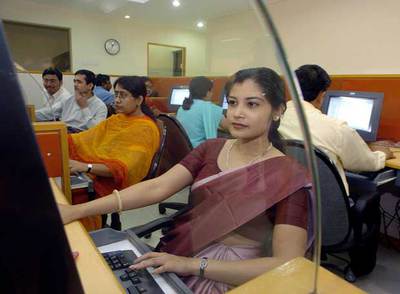 Diseñadores de programas informáticos trabajan en una nueva empresa de Calcuta.