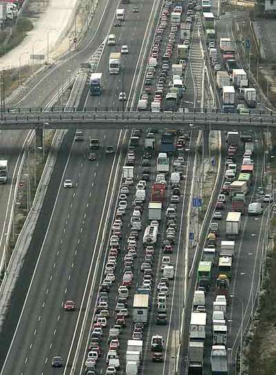 Vista de un atasco en la A-4, desde un helicóptero de la Dirección General de Tráfico.
