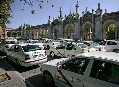 Decenas de taxis aparcados delante de la entrada del cementerio de la Almudena durante el entierro de Daniel Aníbal Aguilera. rn álvaro garcíarnEl cortejo fúnebre, en la M-30.