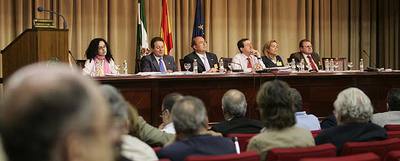 Integrantes del claustro de la Universidad de Sevilla, durante la reunión de ayer.