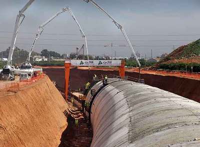 De arriba abajo, obras del túnel artificial de Torrent, el más largo de la línea; el viaducto que salva el cauce del Túria, en construcción, y trabajos de la plataforma del AVE a su paso por Novelda. rn carles francesc
