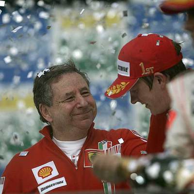 Jean Todt felicita a Kimi Raikkonen tras su victoria en el Mundial.