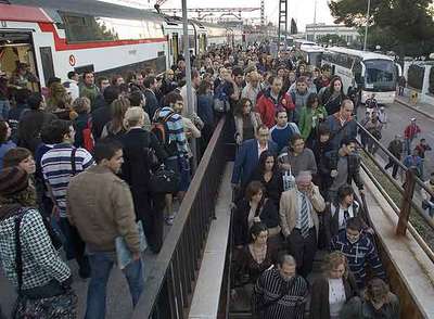 Colas de usuarios para coger los autobuses que sustituyen el servicio de Cercanías ayer en Barcelona.