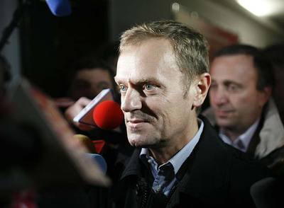Donald Tusk, líder de la Plataforma Cívica, atiende a la prensa en el Parlamento polaco, un día después de su victoria electoral.