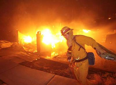 Estado de emergencia en el sur de California por una ola de incendios
