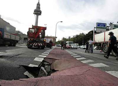Una grúa atrapada en un socavón