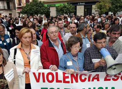 Un grupo de profesores se manifestó ayer en Málaga contra la violencia en las aulas.