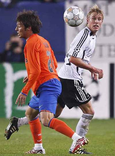 Silva y Skjelberg se cruzan en la lucha por el balón.