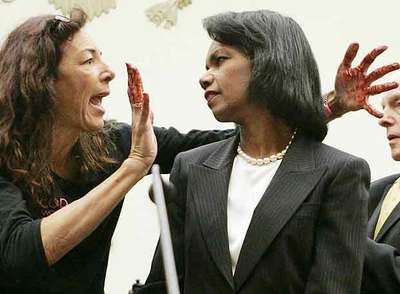 Manos ensangrentadas contra Condoleezza Rice