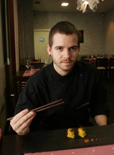 David Muñoz, ante el plato  Spanish toltilla. 