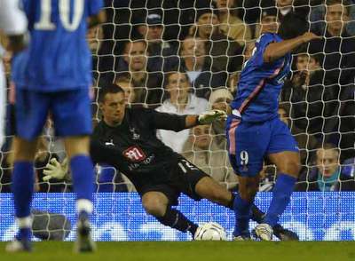 Braulio, en el momento de taconear la pelota lejos del alcance de Cerny.