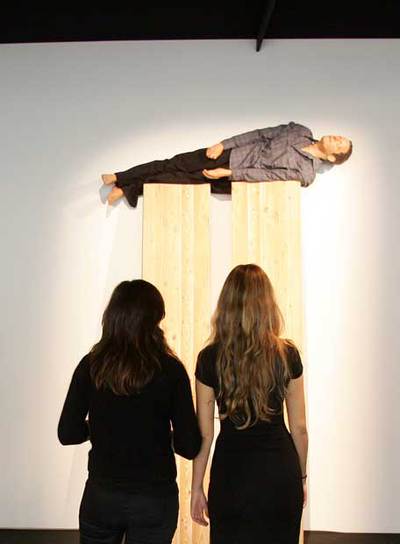 Dos visitantes en uno de los  stands  de Arco 2007.