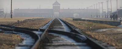 Vía férrea que conduce al campo de concentración de Auschwitz Birkenau en Oswiecim, al sur de Polonia.
