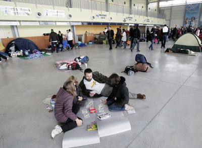 Las familias que iban a acoger a los niños, ayer en el aeropuerto de Vatry (este de Francia).
