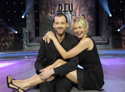 Edu Soto y Esther Arroyo, presentadores de  El rey de la comedia. 