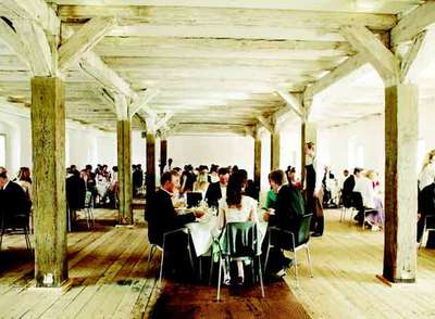 El despojado y elegante restaurante Noma, del  chef  René Redzepi, tiene dos estrellas Michelin y ocupa un viejo almacén en el puerto de Copenhague.rnA la izquierda, el   chef   René Redzepi (arriba) y Bo Bech y Magnus Ek (abajo). A la derecha, los cocineros Rasmus Kofoed (arriba) y Mathias Dhalgrenrn . 