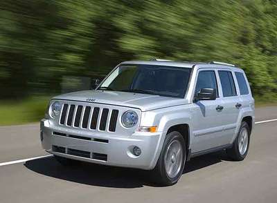 El Patriot es el hermano gemelo del Compass, pero presenta un frontal y una carrocería con los ángulos más cuadrados que acercan su imagen a la de los todoterrenos clásicos.