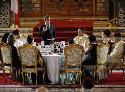 Nicolas Sarkozy ofrece un discurso ante el rey Mohamed VI durante una cena de Estado celebrada en Marraquech, el pasado martes.