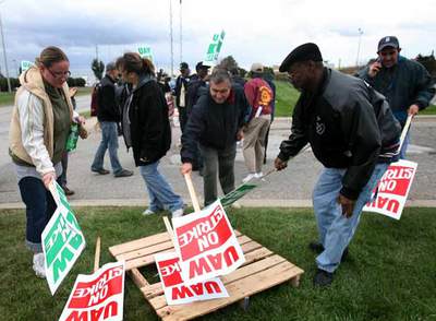 Los trabajadores de las instalaciones de Chrysler en Detroit ponen fin a una huelga que apenas duró seis horas.